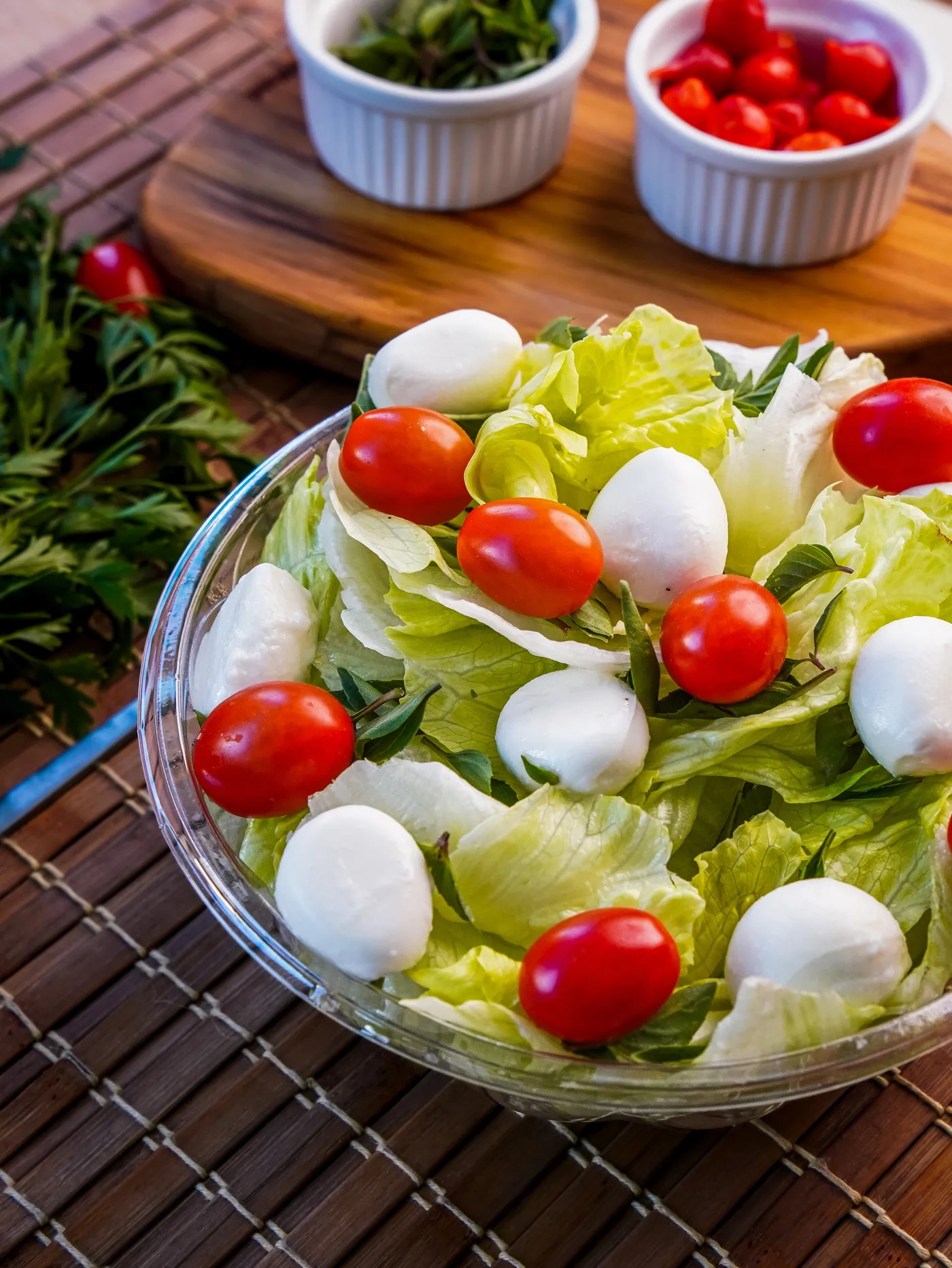 Salada fresca com alface, tomate e muçarela