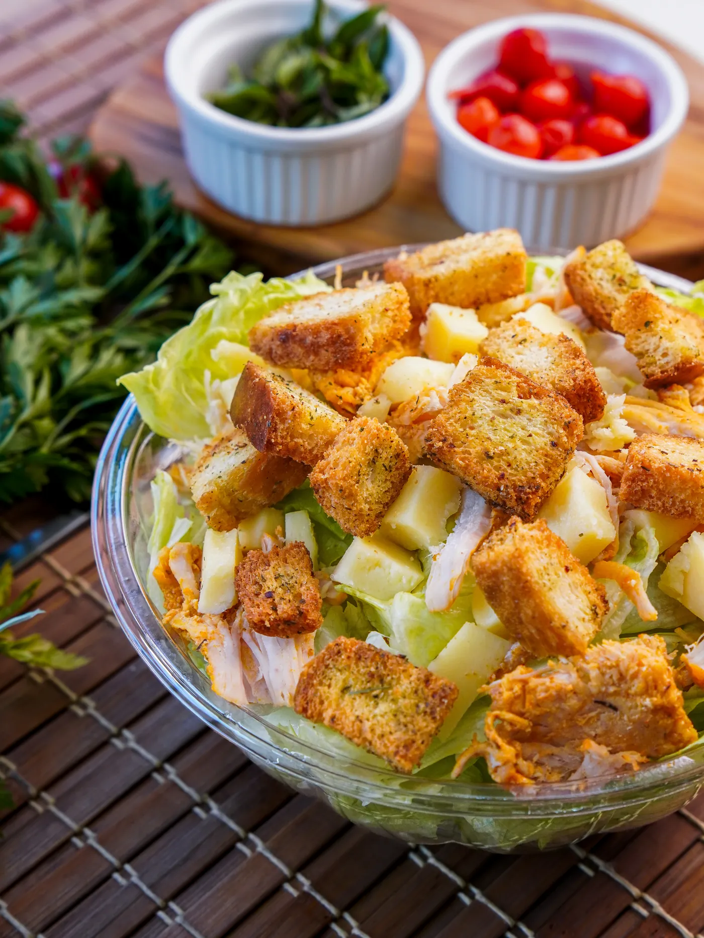 Salada completa com frango, queijo e croutons